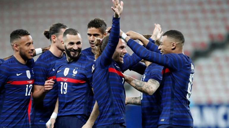 Το απόγευμα στο Παρίσι οι «πετεινοί»