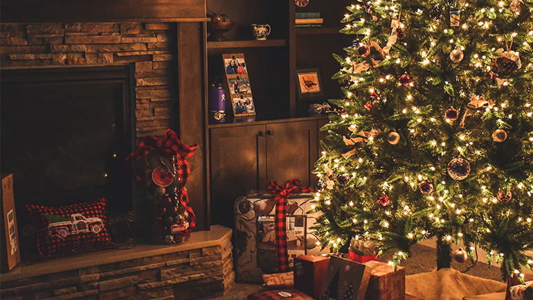 To ΤikTok αποκαλύπτει το λάθος που κάνουμε όταν βάζουμε φωτάκια στο δέντρο