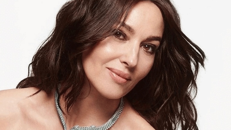 Monica Bellucci: Η ολόγυμνη φωτογραφία μέσα στο νερό