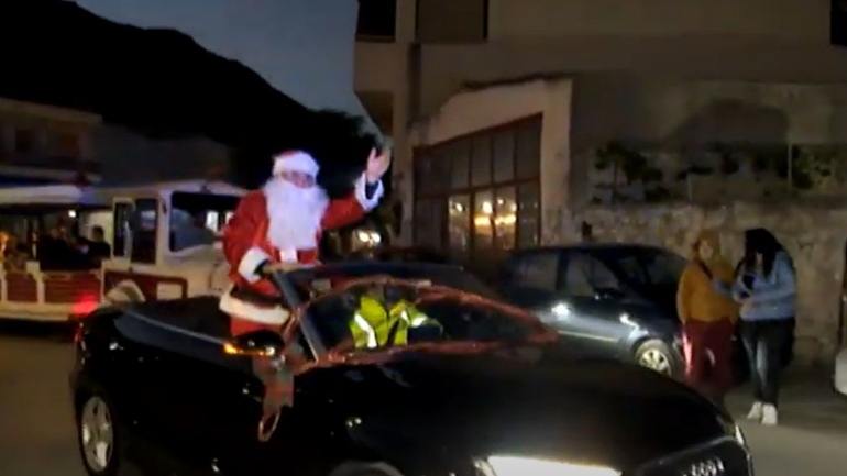 Αρχάνες: Ήχησαν οι σειρήνες για καλό σκοπό – Ο Άγιος Βασίλης «έκλεψε» την παράσταση