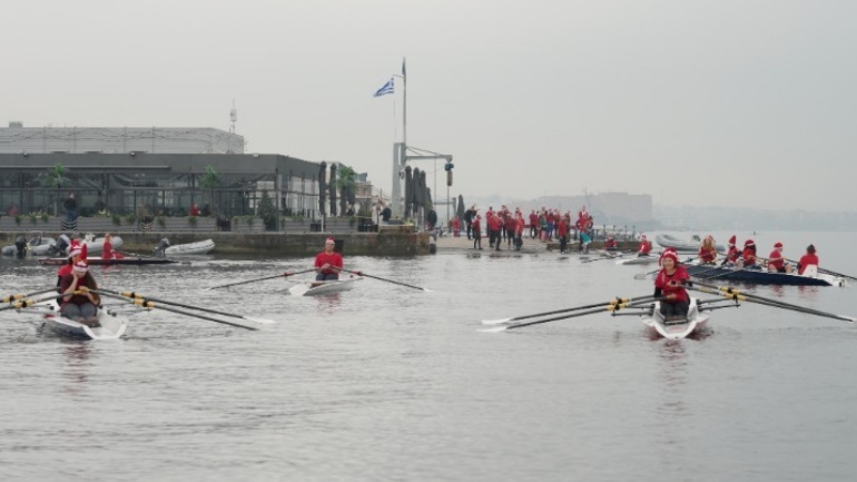 Αγιοβασίληδες προσθαλασσώθηκαν στον Θερμαϊκό!