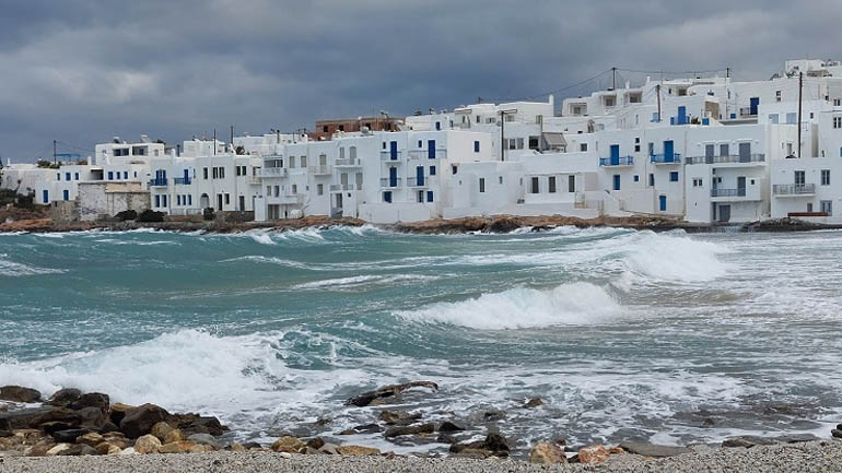 Πάρος: Στο έλεος των άγριων βοριάδων η Νάουσα! – Οικισμός «φάντασμα»