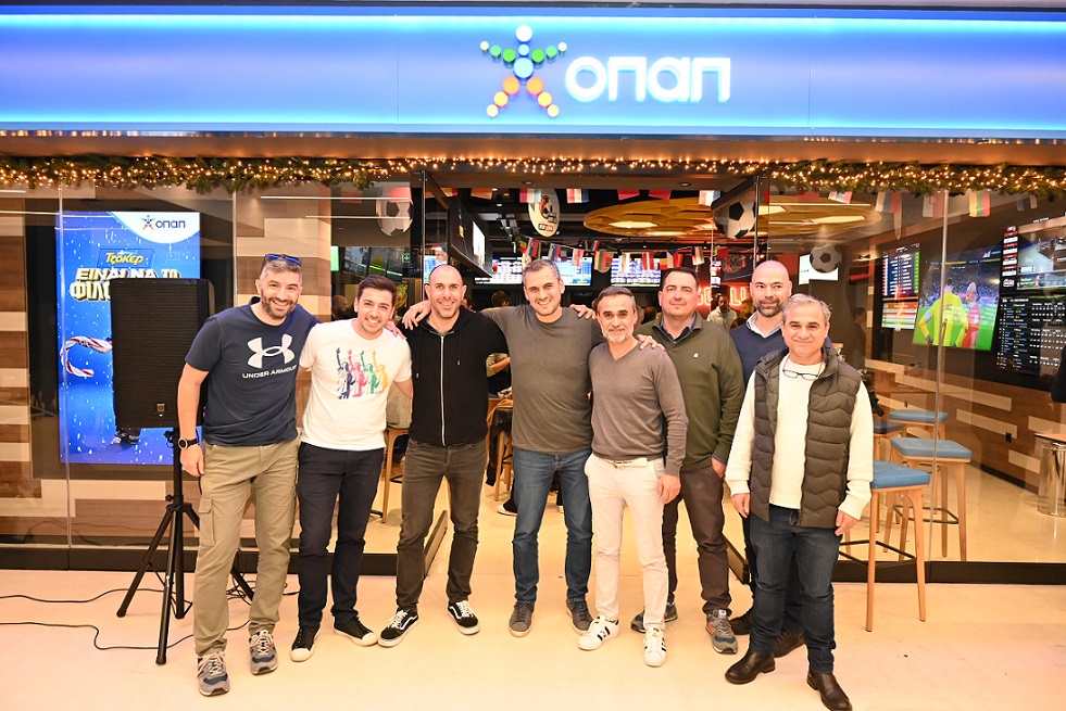 Ο Ηλίας Κατσαρός, Chief Retail Officer του ΟΠΑΠ και ο Βαγγέλης Γκεβέζος, OPAP & Play Stores Sales Director, με την ομάδα πωλήσεων της εταιρείας 