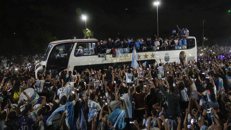 Αργεντινή: Παραλίγο ατύχημα κατά την διάρκεια των πανηγυρισμών – Καλώδιο πήγε να ρίξει τον Μέσι από το πούλμαν!
