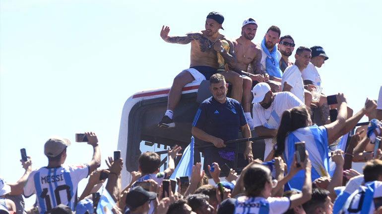 Πέντε εκατομμύρια φίλαθλοι της Εθνικής Αργεντινής αποθέωσαν τον Μέσι και τους συμπαίκτες του στο Μπουένος Άιρες!