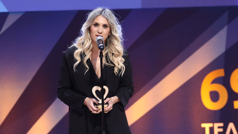 Βραβεία ΠΣΑΤ 2022: Συγκλόνισε η σύζυγος του Αλέξανδρου Νικολαΐδη