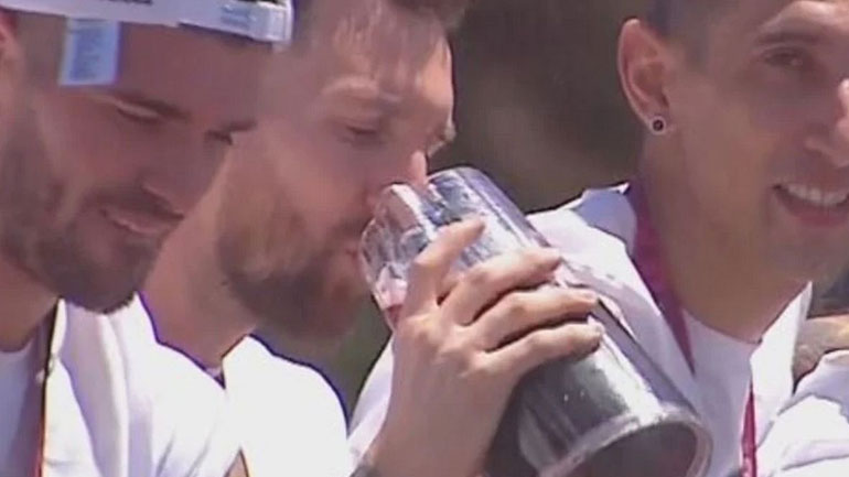 Άρχισε τις μπίρες ο Λιονέλ Μέσι στην παρέλαση της Εθνικής Αργεντινής στο Μπουένος Άιρες!