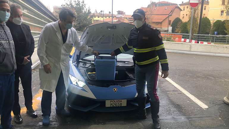 Ιταλία: Αστυνομικοί διέσχισαν τη χώρα με Lamborghini για να παραδώσουν προς μεταμόσχευση δύο νεφρά Ιταλία: Αστυνομικοί διέσχισαν τη χώρα με Lamborghini για να παραδώσουν προς μεταμόσχευση δύο νεφρά