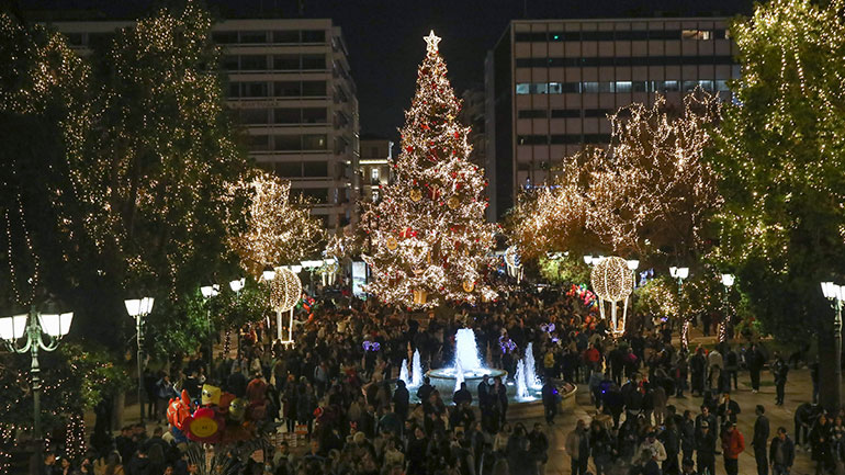 Στολισμένοι δρόμοι και πλατείες σε όλη την Αθήνα