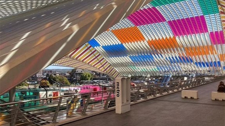 Έργο του Daniel Buren λούζει με χρώματα τον σιδηροδρομικό σταθμό της Λιέγης