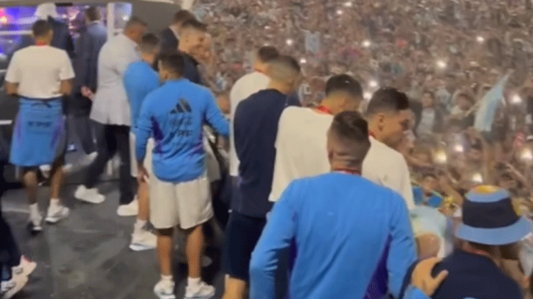 Η πανηγυρική υποδοχή στο Μπουένος Άιρες μέσα από το πούλμαν της Αργεντινής