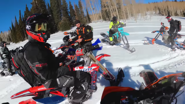 Αναβάτες Enduro δοκιμάζουν Snowbikes για πρώτη φορά