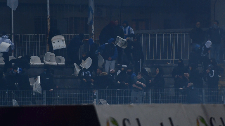 Επεισόδια στο ματς ΠΑΣ Γιάννινα-Ολυμπιακός – Το παιχνίδι διεκόπη για 20 λεπτά