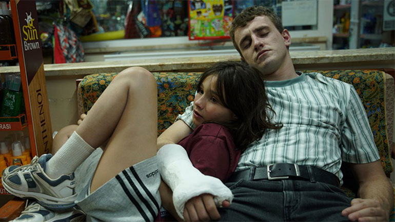 «Aftersun»: Ένα ψυχογράφημα της σχέσης πατέρα και κόρης από τη Σάρλοτ Γουέλς