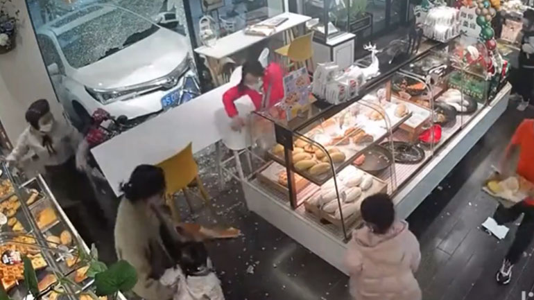 Αυτοκίνητο «εισβάλει σε κατάστημα»