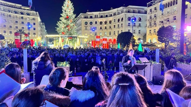 Θεσσαλονίκη: Χριστουγεννιάτικες μελωδίες από παιδικές και νεανικές χορωδίες στην πλατεία Αριστοτέλους
