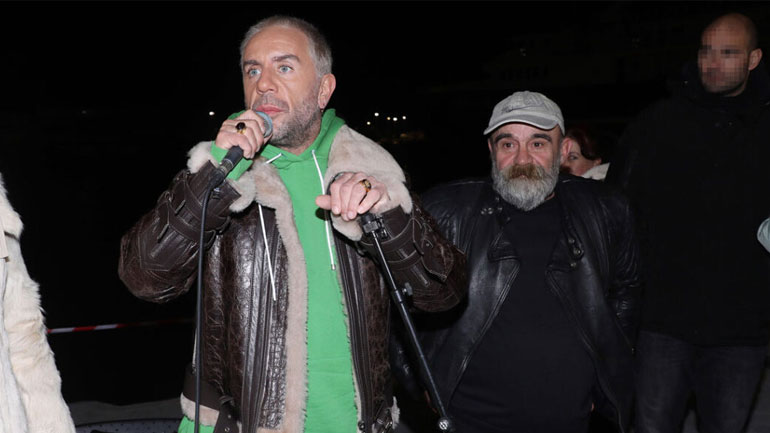 Ο Γιώργος Μαζωνάκης μαγείρεψε για τους άστεγους του Πειραιά