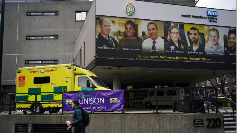 Βρετανία: Τα πληρώματα ασθενοφόρων εξήγγειλαν νέες απεργίες τον Ιανουάριο