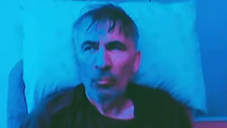 Σε άθλια κατάσταση εμφανίστηκε μέσω βιντεοκλήσης σε δικαστήριο ο πρώην πρόεδρος της Γεωργίας