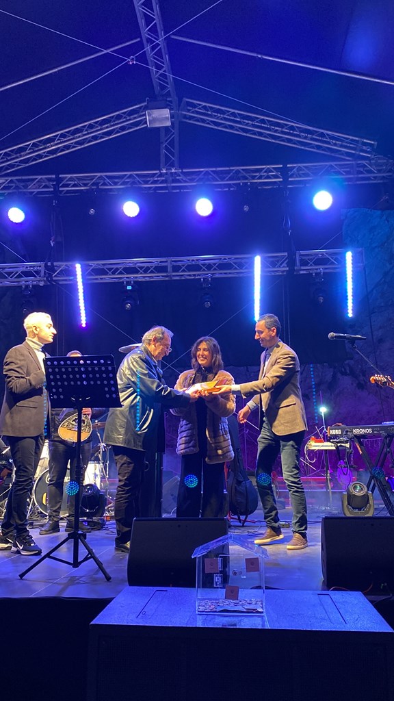 Η Όλγα Βλαχοπούλου βραβεύεται από τους Δημάρχους Βύρωνα και Δάφνης Υμηττού κ. Γρηγόρη Κατωπόδη και κ. Τάσο Μπινίσκο.