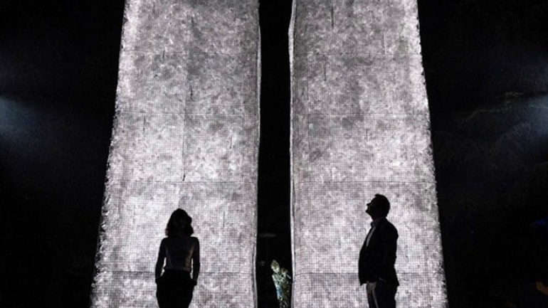 Μιλάνο: Επανερμήνευσαν το Στόουνχεντζ με 16.000 ανακυκλωμένα πλαστικά μπουκάλια