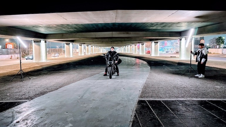 Στο νέο βίντεο κλιπ του Μπάμπη Στόκα το zougla.gr