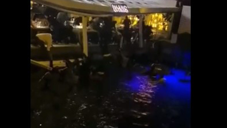 Κωνσταντινούπολη: Κατέρρευσε τμήμα εστιατορίου – Άνθρωποι βρέθηκαν στη θάλασσα