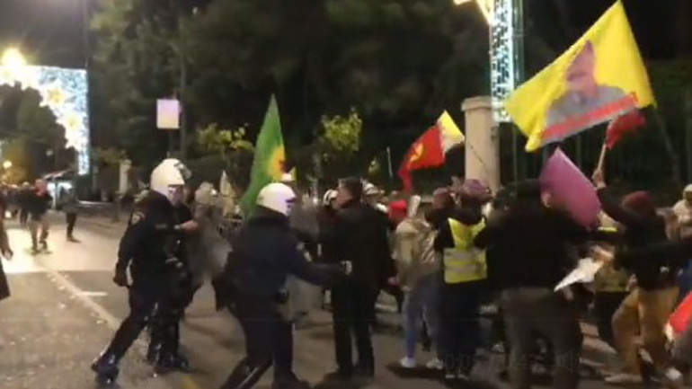 Αθήνα: Ένταση σε πορεία Κούρδων έξω από τη γαλλική πρεσβεία