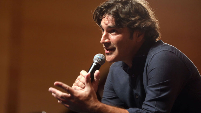 Χριστόφορος Παπακαλιάτης: Το τρυφερό στιγμιότυπο από τις δίδυμες ανιψιές του που είδαν το «Maestro» στο Netflix