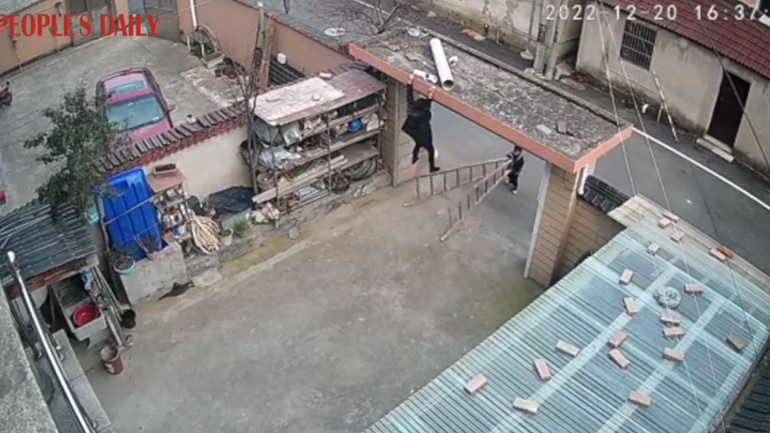 Aγόρι 4 ετών σηκώνει μια σκάλα για να σώσει τη γιαγιά του που κρέμεται στο κενό