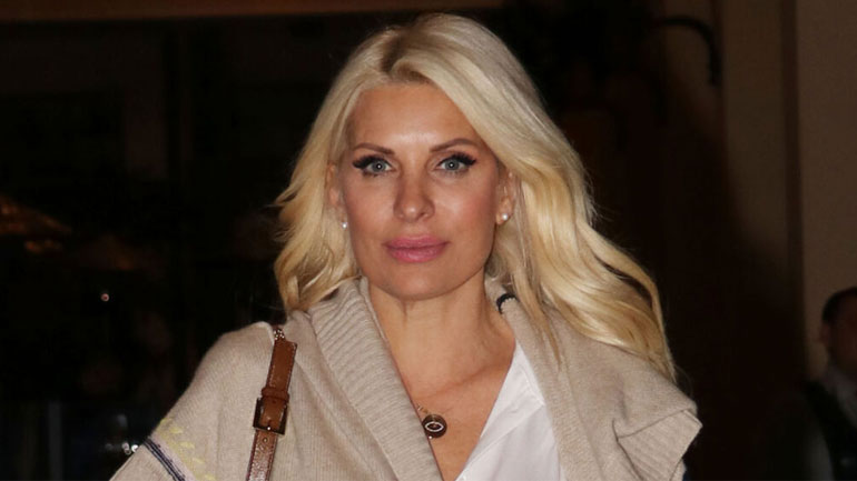 Ελένη Μενεγάκη: Έστειλε φιλιά στον Νίκο Μουτσινά χωρίς να ξέρει ότι παίζει σε επανάληψη