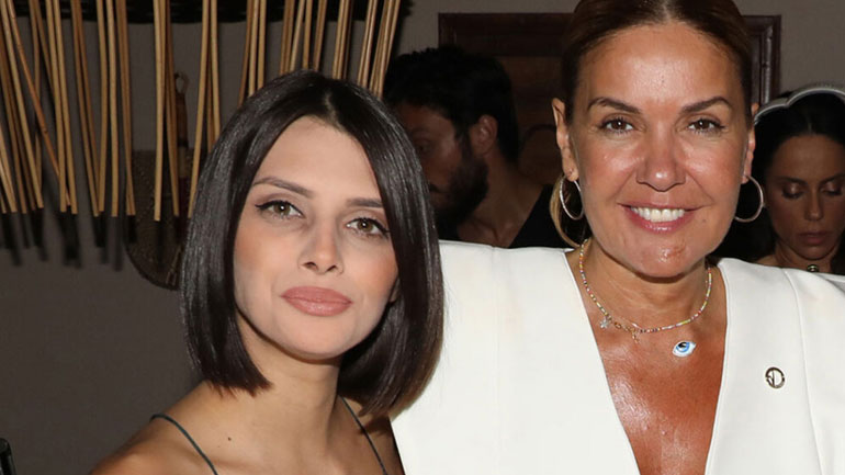 Άννα Μπεζάν: Φωτογράφισε τη Χριστίνα Παππά αγκαλιά με την εγγονή της