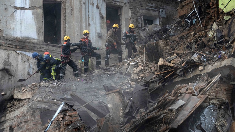 Ουκρανία: Τουλάχιστον 10 νεκροί και 58 τραυματίες από ρωσικό βομβαρδισμό στη Χερσώνα