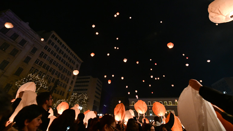 Χιλιάδες φαναράκια γέμισαν τον ουρανό της Αθήνας στη «Νύχτα των Ευχών»