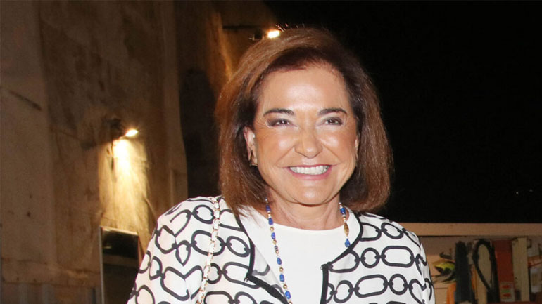 Ντόρα Μπακογιάννη: Η καθιερωμένη φωτογραφία με τα επτά εγγόνια της δίπλα στο χριστουγεννιάτικο δέντρο