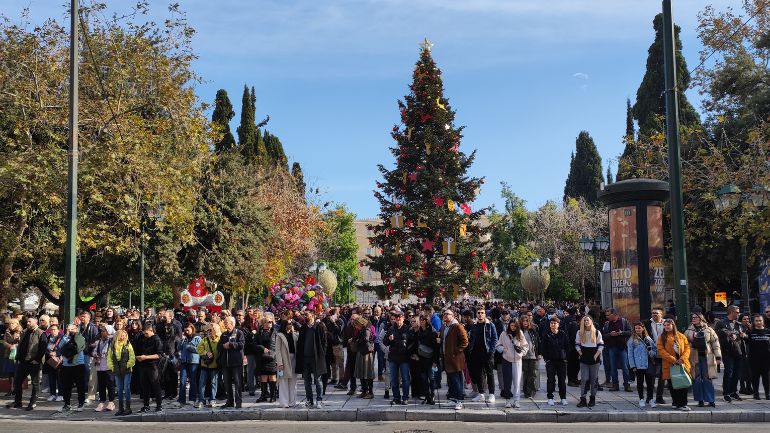 Οι δήμοι της Αττικής «στρώνουν» χριστουγεννιάτικο τραπέζι