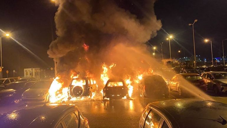 Αλεξανδρούπολη: Κόλαση φωτιάς στο πάρκινγκ του αεροδρομίου – Κάηκαν πολλά αυτοκίνητα