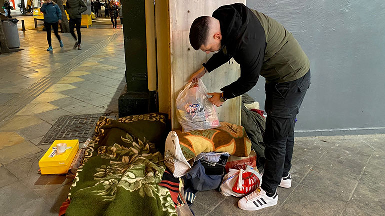 Η «Αποστολή» μοιράζει τα βράδια δέματα αγάπης στους αστέγους