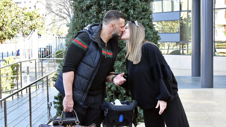 Κώστας Σόμμερ – Βαλεντίνη Παπαδάκη: Εξιτήριο από το μαιευτήριο με τη νεογέννητη κόρη τους