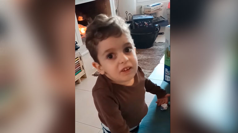 Ο μικρός Παναγιώτης-Ραφαήλ άνοιξε τα δώρα του και ευχήθηκε για τις γιορτές