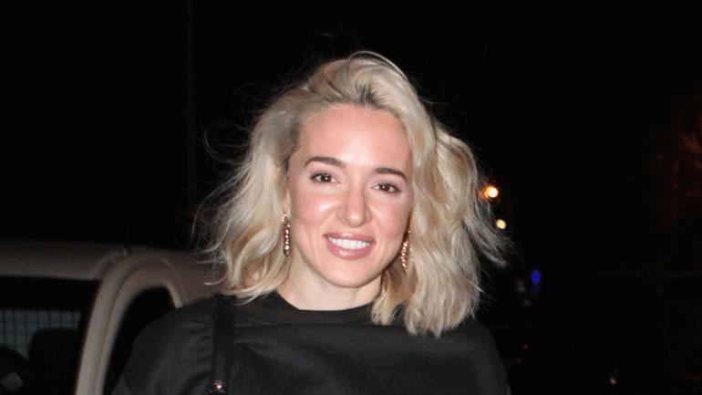 Καλομοίρα: Ποζάρει με τον σύζυγό της Γιώργο Μπούσαλη και τα τρία τους παιδιά μετά την επιστροφή της στην Αμερική