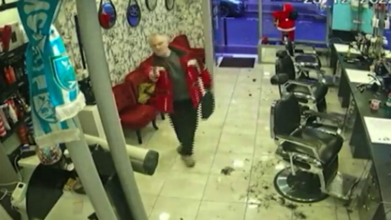 Παρίσι: Η στιγμή που ο δολοφόνος των τριών Κούρδων μπαίνει με όπλο σε κουρείο – Δείτε βίντεο