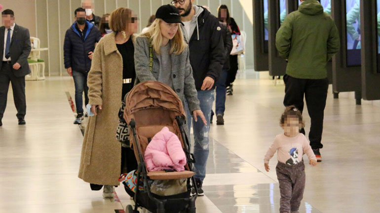 Μαρία Ηλιάκη-Στέλιος Μανουσάκης: Για χριστουγεννιάτικες αγορές με τη κόρη τους σε εμπορικό κέντρο της Αθήνας