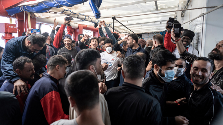 Πάνω από 100 μετανάστες διασώθηκαν από το Ocean Viking στη Μεσόγειο