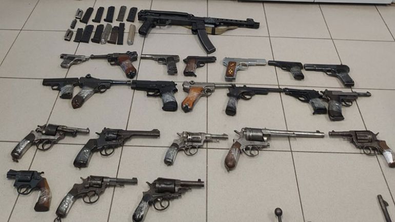 Φλώρινα: Διατηρούσαν ολόκληρο οπλοστάσιο – Συνελήφθησαν 14 άτομα Φλώρινα: Διατηρούσαν ολόκληρο οπλοστάσιο – Συνελήφθησαν 14 άτομα