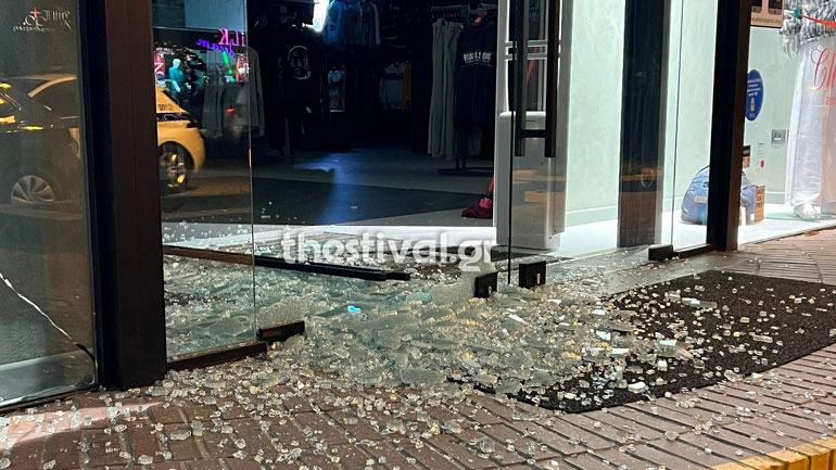 Θεσσαλονίκη: Κουκουλοφόροι επιτέθηκαν με βαριοπούλες σε πέντε καταστήματα στην Τούμπα