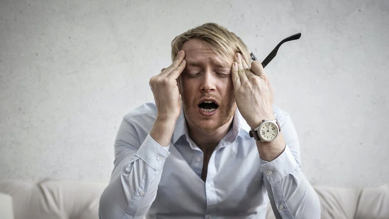 Συνδέονται τα γκρίζα μαλλιά με το στρες; Η επιστήμη δίνει τις δικές της απαντήσεις