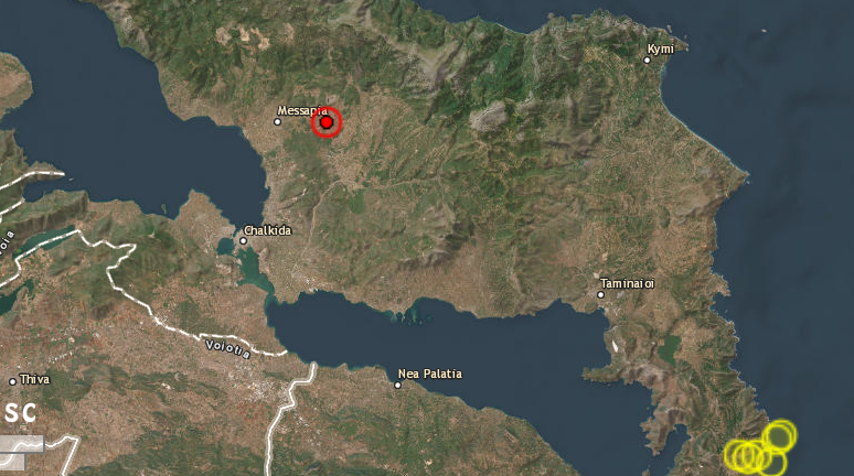 Το επίκεντρο του σεισμού με τον κόκκινο κύκλο, ενώ στα νότια διακρίνονται οι δεκάδες σεισμοί των προηγούμενων ημερών.