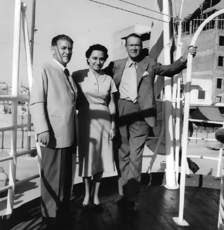 Η Εριέττα Λάτση ανάμεσα στον σύζυγο της και τον ηθοποιό Κίφτον Γουέμπ στα γυρίσματα της ταινίας "Το Παιδί και το Δελφίνι"