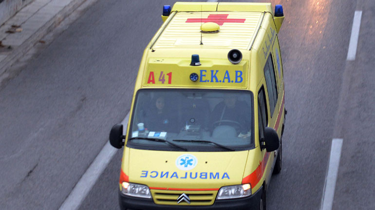 Τροχαίο στην Ε.Ο. Αθηνών – Λαμίας: Φορτηγό προσέκρουσε σε σταθμευμένο αυτοκίνητο και σκότωσε τον οδηγό του